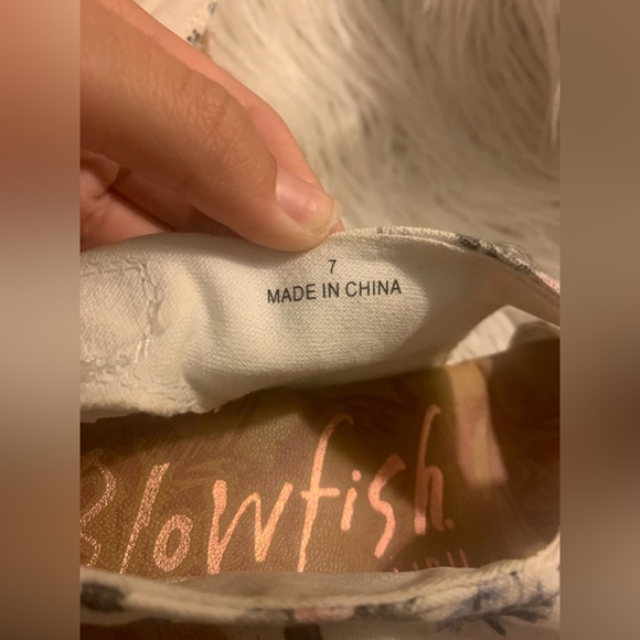 #419. Great condition! Like new!Women’s size 7 wedges heels!Beautiful design - Picture 3 of 6